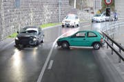 Beide Unfallautos erlitten Totalschaden. (Bild: Kapo Nidwalden)