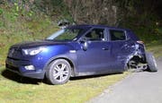 Das Auto verlor bei der Kollision ein Rad. (Bild: Luzerner Polizei (Zell, 23. November 2017))