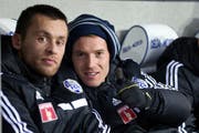 Oliver Bozanic, rechts, ist verletzungsbedingt bis Ende Jahr zum Zusehen gezwungen. Links im Bild Lorenzo Bucchi. (Bild: Philipp Schmidli / Neue LZ)