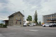 Für mindestens ein Jahr wartet der Gemeinderat mit neuen Plänen zur Bahnhofplatzgestaltung zu. (Bild Maria Schmid)