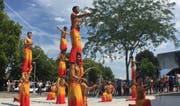 Die chinesische Artistengruppe bei ihrer Aufführung auf dem Bahnhofplatz in Luzern. (Bild: Stefanie Nopper (18. Juli 2017, Luzern))