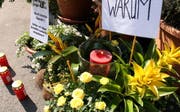 Betroffenheit vor dem Restaurant Waldmann in Baar. (Archivbild Christof Borner-Keller/Neue ZZ)