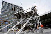 Bereits seit Dienstag wird auf dem Arenaplatz aufgebaut. (Bild Werner Schelbert)