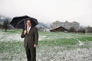 Vom Dorf raus auf die grüne Wiese: Bankdirektor Bruno Thürig auf dem 2015 erstmals vorgestellten Ersatzplatz im Feldquartier. (Bild: Corinne Glanzmann (Sarnen, 25. November 2015))