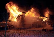 In Neuenkirch ist am Mittwoch in den frühen Morgenstunden eine Scheune komplett abgebrannt. (Bild Luzerner Polizei)