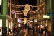 Die Weihnachtsbeleuchtung in der Hertensteinstrasse sorgt derzeit für Diskussionen. (Bild: Boris Bürgisser / Neue LZ)