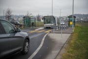 Die Buspassagiere steigen ein- und aus, die Autos müssen warten. (Bild: Dominik Wunderli (Emmen, 23. Dezember 2016))