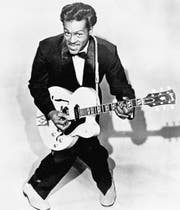 So wurde Chuck Berry in den 50er-Jahren weltberühmt: als Songwriter, Gitarrist und Bühnenperformer. (Bild: Keystone)