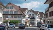 Steht zum Verkauf: das Hotel und Restaurant Adler im Dorfzentrum. (Bild: Nadia Schärli (Schüpfheim, 18. April 2017))