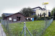 Die Profile sind erstellt: Die Asylunterkunft im Bösch soll durch einen Neubau ersetzt werden. Bild: Werner Schelbert (Hünenberg, 21. September 2016)