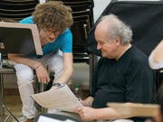 Nicht Schüler und Meister, sondern Austausch über Generationen hinweg: Franz Rieks (18) und Wolfgang Rihm (64) in einer Probe des Komponisten-Seminars. (Bild: Stefan Deuber)
