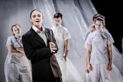 Guter Mensch in harter Schale: Daniela Britt (Vordergrund) in der Rolle des Shui Ta im Stück «Der gute Mensch von Sezuan» am Luzerner Theater. (Bild: Luzerner Theater/Ingo Höhn)