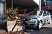 Dieser Autofahrer fuhr gegen einen Blumentopf und verletzte zwei Fussgänger. (Bild: Luzerner Polizei)
