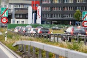 Wer zu Stosszeiten unterwegs ist, könnte bald vermehrt zur Kasse gebeten werden. Im Bild die Nordzufahrt in Baar. (Archivbild Stefan Kaiser)