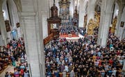 So voll war die Hofkirche Luzern wohl noch nie wie zum Abschluss der ersten Luzerner Chornacht: 500 Sänger vermengen sich mit dem Publikum nach dem gemeinsamen Auftritt unter der Chornacht-Initiantin Ulrike Grosch. (Bild: Philipp Schmidli)