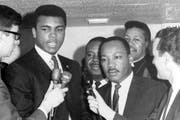 Ali, der politische Mensch, zusammen mit Bürgerrechtler Martin Luther King (rechts). (Bild: Keystone/Ed Kolenovsky)