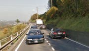 Die Rengglochstrasse wird ausgebaut und mit einem Veloweg versehen. (Bild: Maps Google)