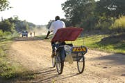 Herkömmliche Veloambulanz in Chiure, Mocambique. (Bild: Martin Walser/SolidarMed)