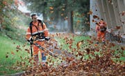 Hochbetrieb für die Laubbläser: Die Mitarbeiter des Werkhofs haben momentan viel zu tun. (Bild: Stefan Kaiser (Zug, 14. Oktober 2015))