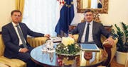 Der slowenische Premier Miro Cerar (links) und sein kroatischer Amtskollege Andrej Plenkovic in Zagreb. (Bild: Antonio Bat/EPA (19. Dezember 2017))