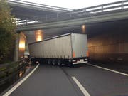 In der Blegikurve krachte dieser Sattelschlepper in die Leitplanken und blockierte stundenlang die Autobahn. (Bild: Zuger Polizei)