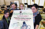 «Däumelinchen» ist ein Gemeinschaftswerk. Beteiligt sind unter anderem Geschichtenerzählerin Maria Greco, Komponist Mathias Landtwing, Michèle Willimann, Präsidentin des Orchesters, und Illustratorin Brigitt Andermatt (von links). (Bild: Werner Schelbert (Cham, 20. September 2017))