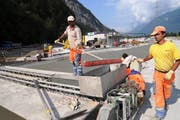 Die Baustelle für das Schwerverkehrszentrum entlang der Autobahn A2. (Archivbild Urs Hanhart/Neue UZ)