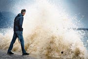 epaselect epa06414983 A man watching waves pounding the lakeside promenade on the Lake of Geneva, in Vevey, Switzerland, 03 January 2018. The Storm Burglind is cause strong gusts of wind of up to 200 kilometres an hour in some mountain areas. EPA/LAURENT GILLIERON (Bild: LAURENT GILLIERON (EPA/KEYSTONE))