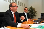 Finanzdirektor Alfred Bossard (links) und Finanzverwalter Marco Hofmann präsentierten das Budget 2016. (Archivbild Markus von Rotz)