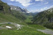 Die Strasse vom Urnerboden auf den Klausenpass war am Mittwochabend vorübergehend zu. (Archivbild Bruno Arnold)