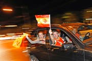 Zahlreiche Nationen sind bislang während der EM nachts nach den Spielen hupend durch Zug gefahren. (Archivbild)