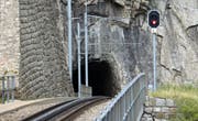 Abwärts: Die Tunneleinfahrt in der Schöllenen oberhalb der Teufelsbrücke. (Bild: Robert Bachmann)