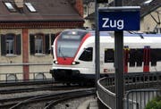 Eine S-Bahn fährt in Zug ein. (Bild Christof Borner-Keller/Neue ZZ)