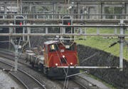 Bei der Einfahrt in den Bahnhof Luzern (auf dem Bild ein Werkzug) soll der Handyempfang verbessert werden. (Archivbild Urs Flüeler / Keystone)