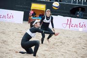 Konzentrierte Annahme von Joana Heidrich (links), beobachtet von ihrer Partnerin Nadine Zumkehr. Das Duo gewinnt den Sechzehntelfinal am Nachmittag in drei Sätzen. (Bild: Pius Amrein / Neue LZ)