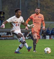 Der Schötzer Doppeltorschütze Labinot Aziri (rechts) setzt Bassecourt-Torhüter Lissaau Glodie unter Druck. (Bild: Bild Pius Amrein (Schötz, 11. November 2017))