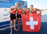 Goldmedaille im U23-Leichtgewichts-Doppelvierer an der U23-WM in Plovdiv für (v.l.n.r.): Julian Müller, Pascal Ryser, Andri Struzina und Matthias Fernandez. (Bild: Detlev Seyb, Schweiz. Ruderverband)
