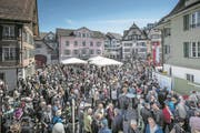 Der Dorfplatz Sarnen war beim Volksapéro nach dem offiziellen Staatsakt auf dem Landenberg gut gefüllt. (Bild: Pius Amrein (Sarnen, 30. April 2017))