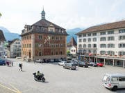 Nach dem Prozess im Ratshaus zu Schwyz steht das Urteil der Strafrichter fest: Eine Frau, die die Freundin ihres Sohnes mit einem Beil attackiert hat, soll zwölf Monate hinter Gitter. (Archivbild) (Bild: KEYSTONE/SIGI TISCHLER)