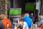 Wo soll man hinschauen? Fussball- und Hockeyspiele finden künftig auf mehreren Kanälen statt. Das Bild zeigt Zuschauer in Zürich während der Partie Schweiz - Albanien an der EM 2016. (Bild: Freshfocus/Andy Müller)