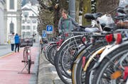 Um Platz für das eigene Velo zu schaffen, muss man schon mal andere Velos versetzen wie hier an der Bahnhofstrasse. (Bild: Dominik Wunderli)