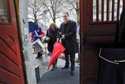 Der designierte Letzibuzäli-Prinz Jérôme Marcolin betritt den Pulverturm.Bild: Werner Schelbert (11. November 2016, Zug)