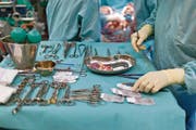 Organtransplantationen sind in der Schweiz rückläufig. (Bild: Gaëtan Bally/Keystone)