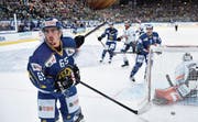 Die Wende: Marc Wieser erzielt das 3:2 für Davos im Mitteldrittel. (Bild: Gian Ehrenzeller/Keystone (Davos, 29. Dezember 2017))