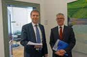 Regierungsrat Marcel Schwerzmann (links) und Hansjörg Kaufmann, Leiter Dienststelle Finanzen, können eine um 14,3 Millionen Franken besser als budgetierte Staatsrechnung 2017 vorstellen. (Bild: PD)