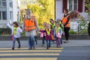 Die Schule empfiehlt als Alternative zum Eltern-Taxi den Pedibus. (Archivbild Matthias Piazza / Neue NZ)