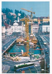 Während des Baus der heutigen Seebrücke, die im Dezember 1996 eröffnet wurde, wurde der Verkehr auf zwei Hilfsbrücken verlegt. (Bild: Stadtarchiv Luzern)