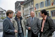 Diskutieren intensiv: Urs Niffeler (Gemeindepräsident Mauensee), Othmar Sigrist (Gemeindepräsident Geuensee), Ruedi Amrein (Stadtpräsident Sursee), und Ernst Roth (Gemeindepräsident Oberkirch). (Archivbild Pius Amrein/Neue LZ)