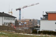 Im Kanton Luzern entstanden 2013 2838 neue Wohnungen. Im Bild eine Baustelle in Hochdorf. (Bild: Dominik Wunderli / Neue LZ)