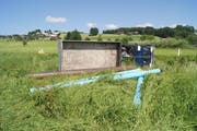 Der Lieferwagen hat sich überschlagen. (Bild: Zuger Polizei)